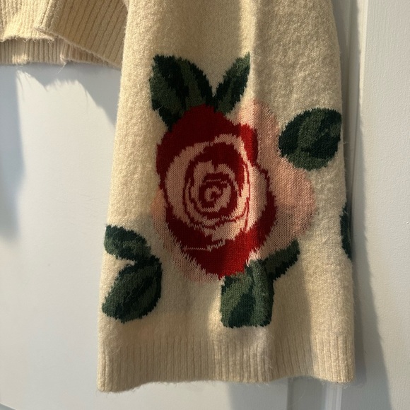 H&M Cream Cropped Turtleneck Sweater with Red Rose Motif - Picture 4 of 7